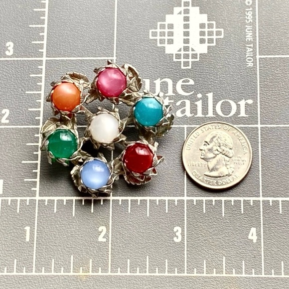 MOONGLOW Vintage Multicolor Thermoset Round Brooch in Silver-Tone Leaf Setting - Picture 9 of 9